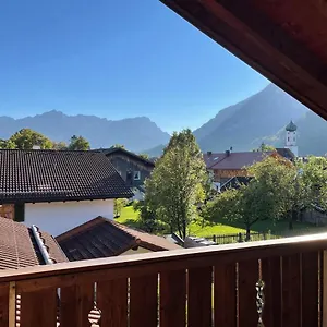  Apartment Dachgeschosswohnung Mit Traumhaftem Zugspitzblick Bei Garmisch